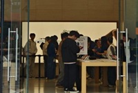 工作日苹果店还有这么多人