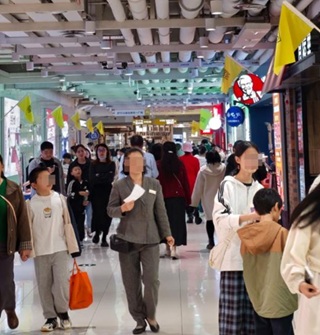 放秋假了，东鼓道全部都是学生