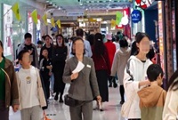 放秋假了，東鼓道都是學生