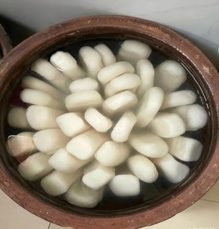 天气凉了，宁波人又开始“养年糕”了