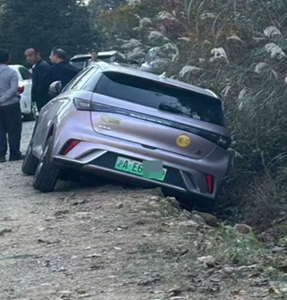 跟风开车去十字裤要当心，山路又堵又不好开