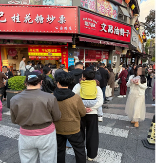 油赞子在鼓楼还是顶流，每次去都是人在排队