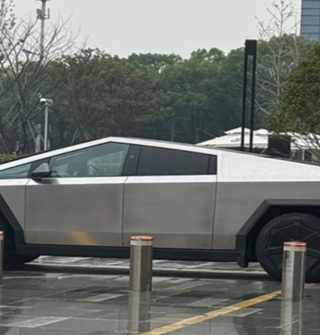 又在宁波遇见这辆特斯拉，看起来很酷