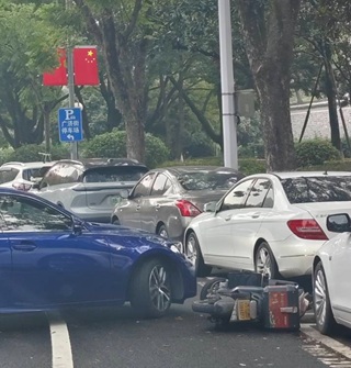 汽车掉头和电瓶车撞了