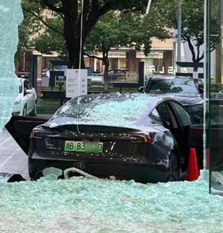 宁波，特斯拉撞了特斯拉店铺的玻璃墙