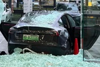 特斯拉撞了特斯拉店铺