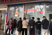 排队购买老底子烤鸡