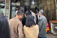 又一家牛肉面馆排起长队伍