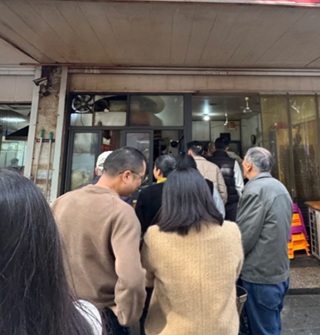 宁波又一家牛肉面馆排起长队伍！