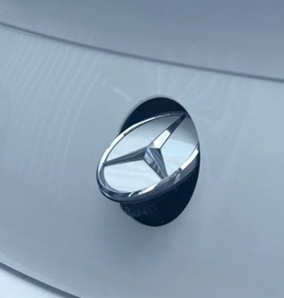 为啥这个车标能这样打开？