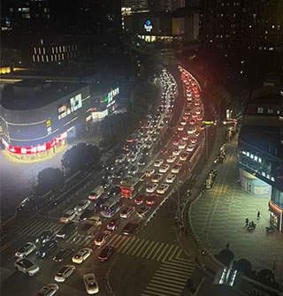 圣诞夜的宁波万象城，地图堵车红到发黑！