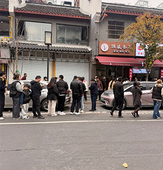 在宁波排长队的鼓楼紫米饼，到底多好吃？