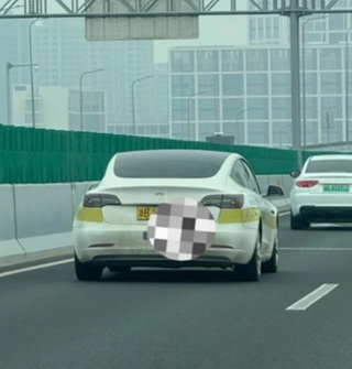 在宁波高架上看到了“特斯拉”教练车