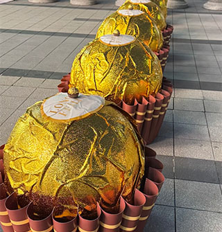 宁波这个商场门口石墩爆改费列罗！