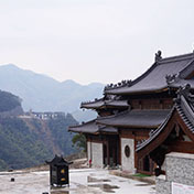 寺在山巅佛在西