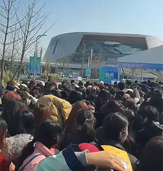人潮如浪，奥体中心被“攻陷”！