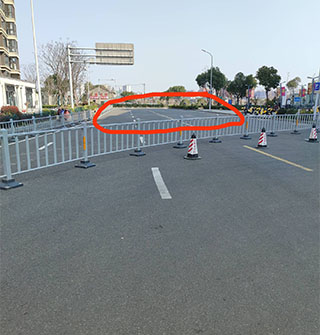 这一截马路怎么封锁了？