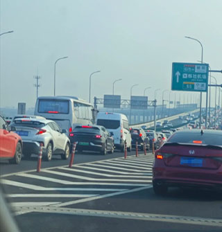 浙B机场路高架土渣车翻了，巨堵