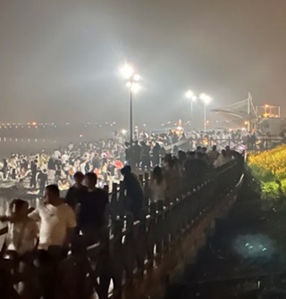 去北仑看蓝眼泪的人太多了！几公里车停满
