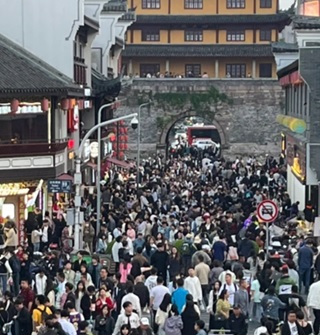 五一假期，鼓楼人山人海，十分热闹