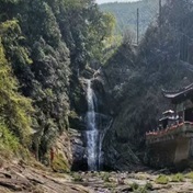 山下飞瀑成潭！