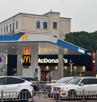 建兴路站旁边的麦当劳，现在改的特别酷