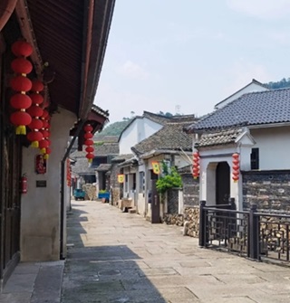 宁波天童老街造得不错，就是人气不足