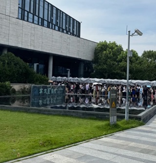 宁波图书馆排队盛况，早上8点就排起长队伍