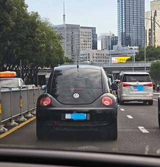在宁波街头见到这个造型的车，很可爱