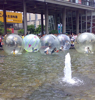 2007年天一广场的水上气球