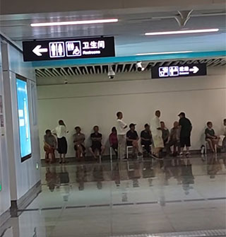 这两天真的太热了，地铁纳凉的人坐了十几人