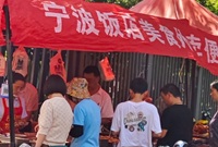 饭店门口摆摊生意超好