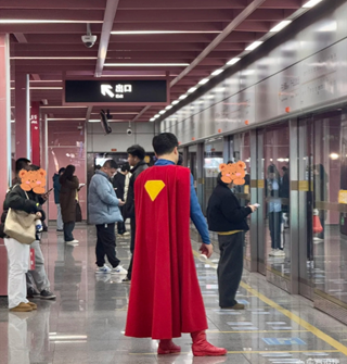 在宁波地铁看见了“超人”！