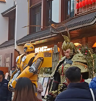 悟空和大黄蜂惊喜现身城隍庙