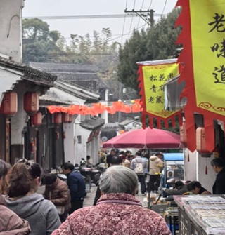 宁波方家河河头村十分热闹，烟火气十足