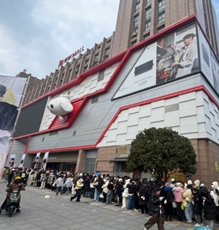 明星来京东mall参加活动，现场粉丝大排长队