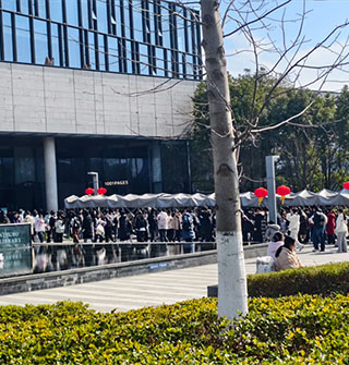 宁波图书馆“排队名场面”寒假准时上线！