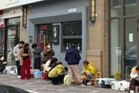 这家宠物诊所门口排起长队