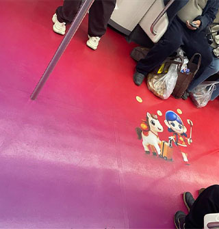 二号线换新布置了！过年氛围感拉满了