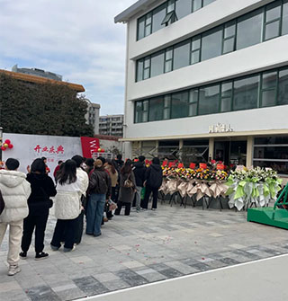 月半星人咖啡店开业！队伍排得挺长