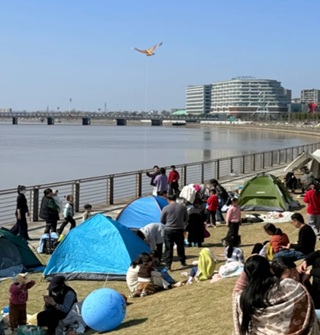 周末宁波这里露营和看油菜花的人好多！