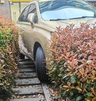 停自己的车也让人家无路可走