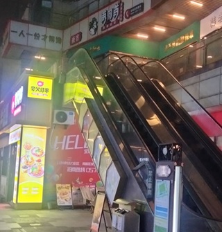 港隆广场晚上人烟稀少