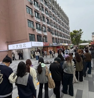 惊呆了！宁波这家奶茶店门口排了这么多人