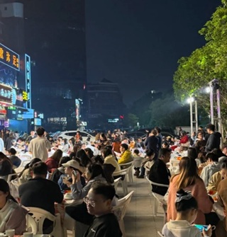 又到了宁波人吃龙虾的季节，全是人！