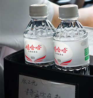 曹操专车开始卖水2元一瓶
