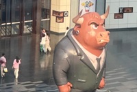 和义大道门口多了一个大牛