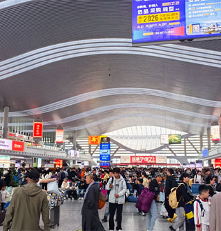 春假高铁站全是带小孩的家长！