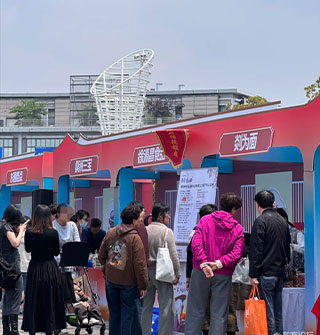 天一广场今天太热闹了，老字号摊位好多人