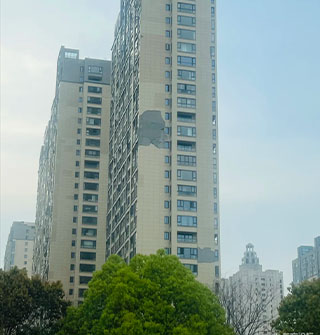 东方港城外墙才几年就变这样了！